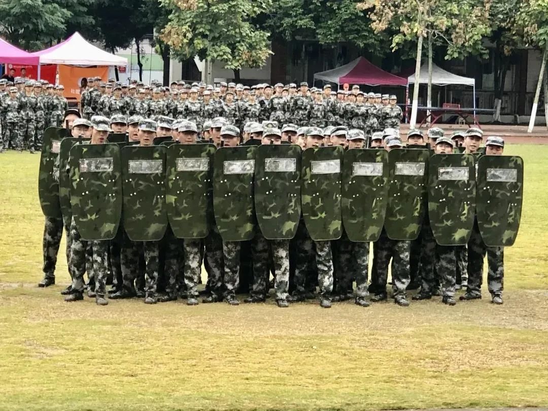 军训完了拍一张照纪念一下,军训完给学生的礼物