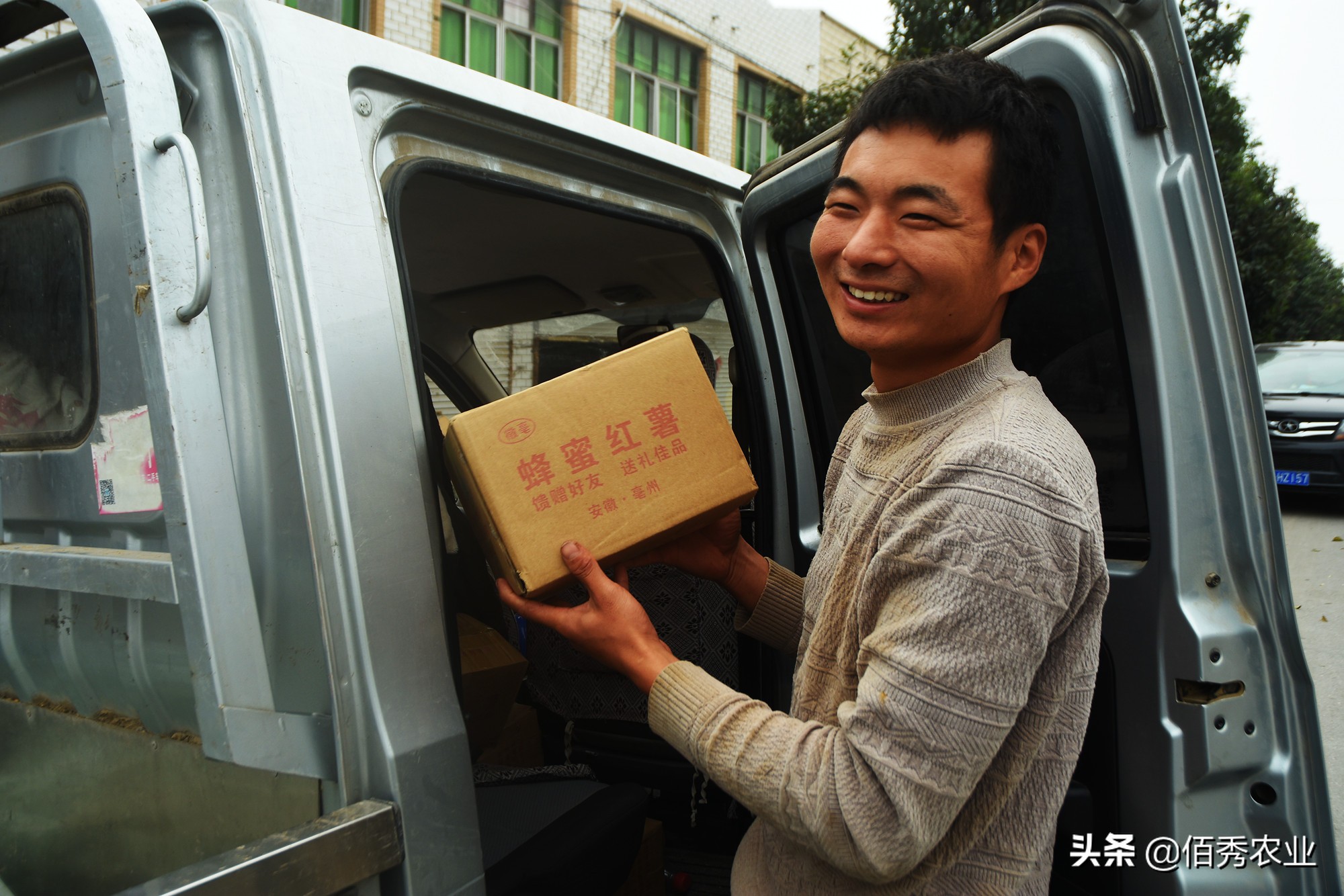 女记者辞职卖地瓜年售过亿,女记者辞职卖烤地瓜