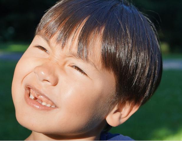 乳牙脱落后的最佳处理方法,小孩的第一颗乳牙脱落要怎么处理