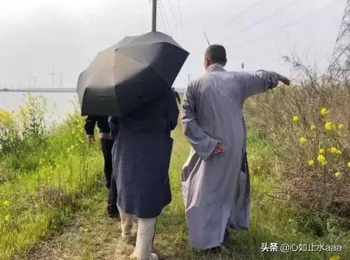 “花和尚”8年多了30个孩子，被赶出寺庙，无奈解释：*日我**行一善