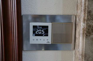 空调室外机冷凝器结霜是什么原因,空调管子结霜一会就化了怎么回事