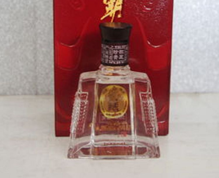 盘点中国5种“恐怖”的烈酒，闻着就上头，能喝下去的算酒仙