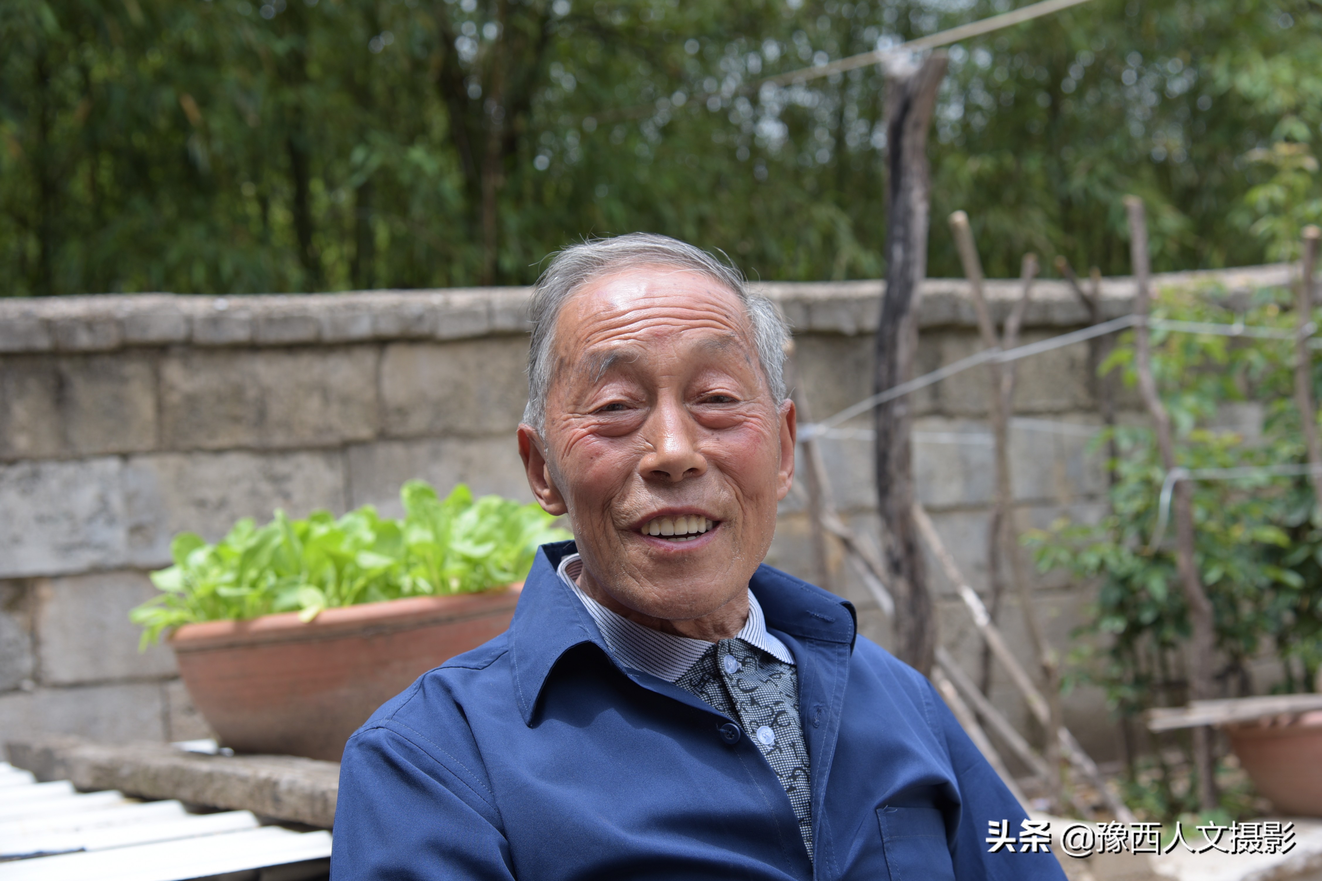 老村医治好脉管炎,两兄弟拿万元酬谢,他仅从毛票中抽出80块