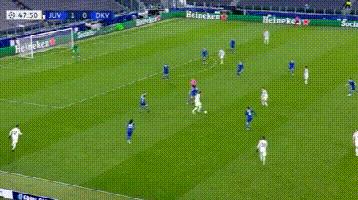 c罗这一球是不是帅飞了,c罗停球转身一个长传球技秀起来