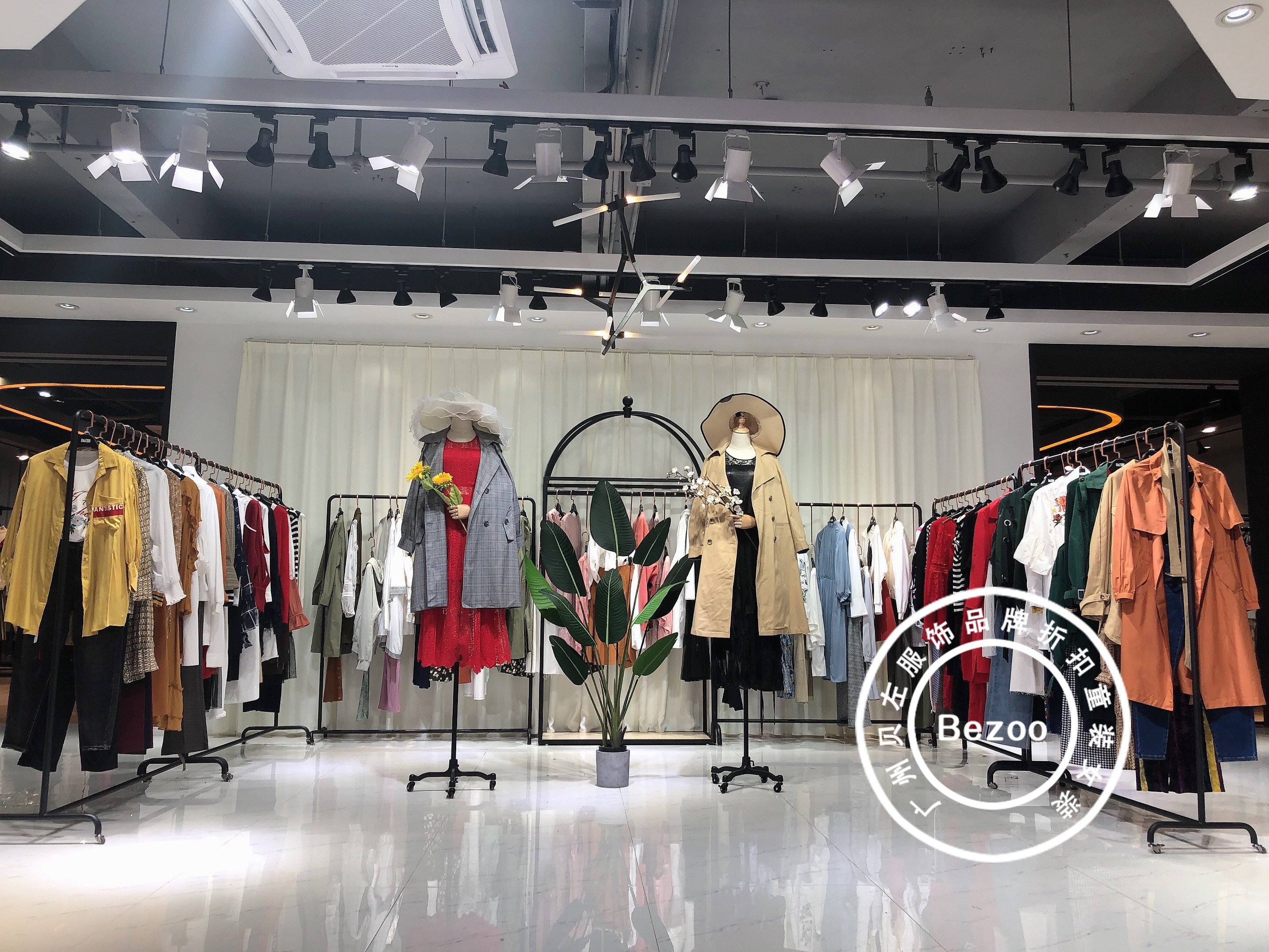 三彩女装官方旗舰店2021秋装直播,三彩秋装新款直播中