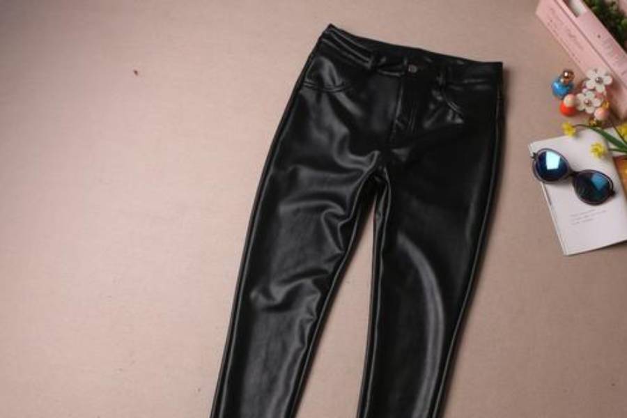 皮裤皱巴巴怎么处理,皮裤穿身上一会就褶皱怎么解决