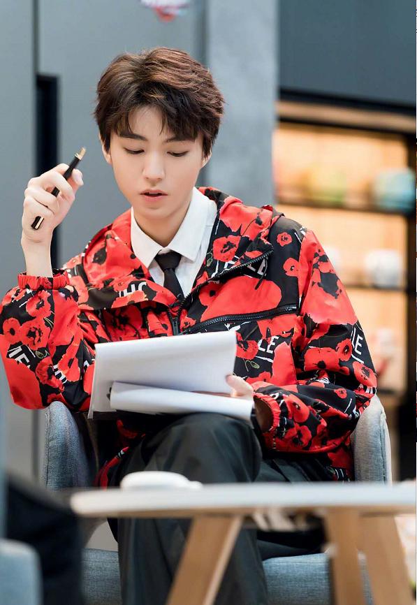 王俊凯穿皮衣,王俊凯铆钉皮衣造型恰好是少年