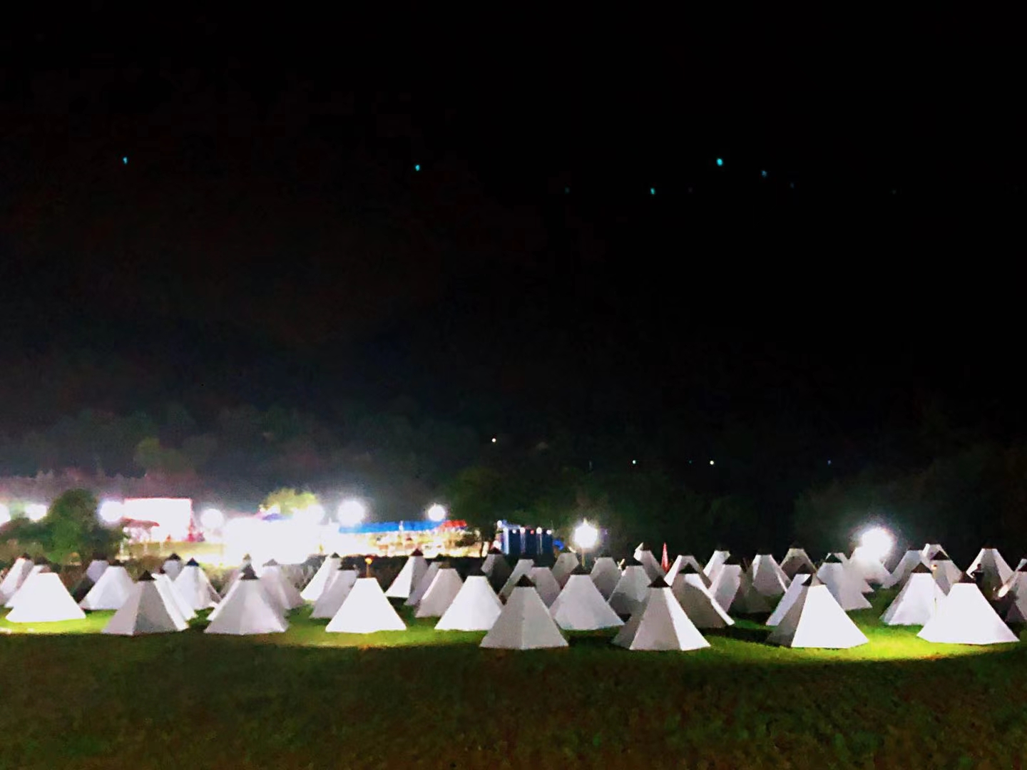 从化溪头村露营帐篷,广州营地轻奢帐篷哪种好