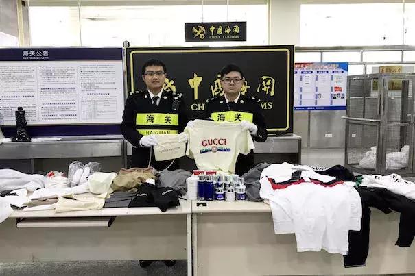 从香港买了些gucci包包被海关查,查获的lv假包装满7麻袋