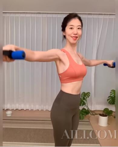 张钧甯开肩的正确方法视频,圆肩驼背张钧甯