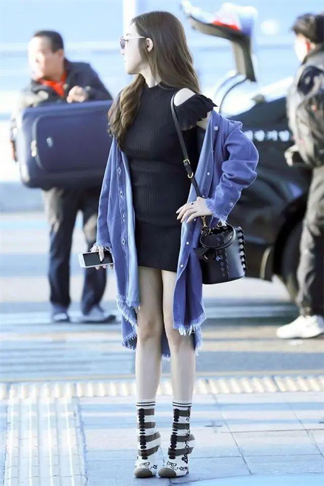 别再藏着掖着了！今年的“漏袜风”，带来一场袜子的pk盛宴