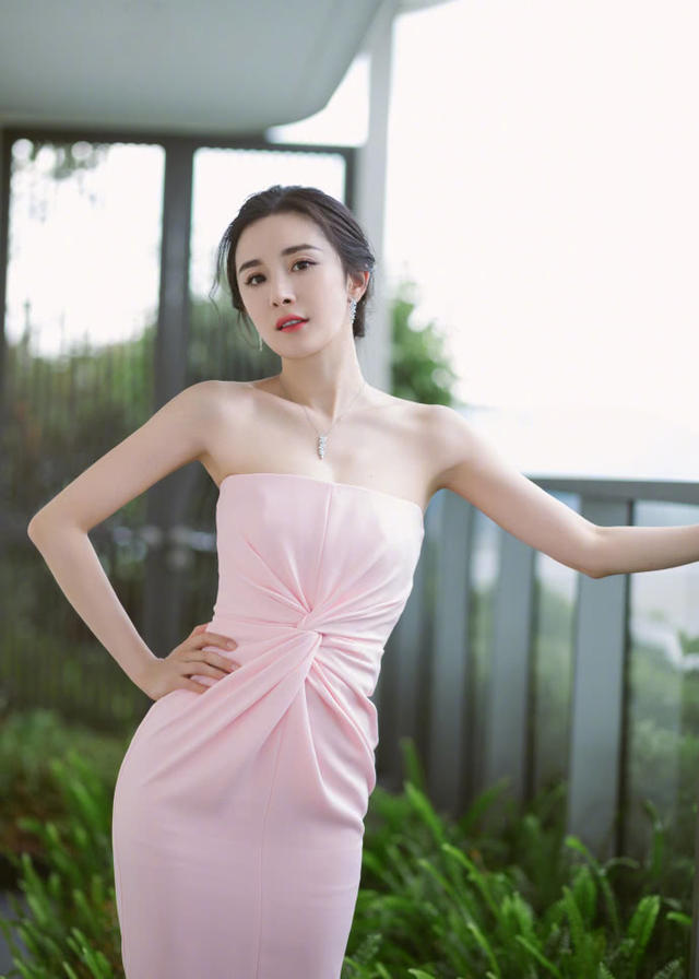 杨幂穿的黑色运动鞋,杨幂最近私服穿搭鞋子