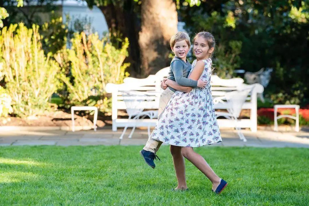 伊万卡家中为小儿子庆生,儿子穿维尼熊卡通装太可爱,颜值像妈妈