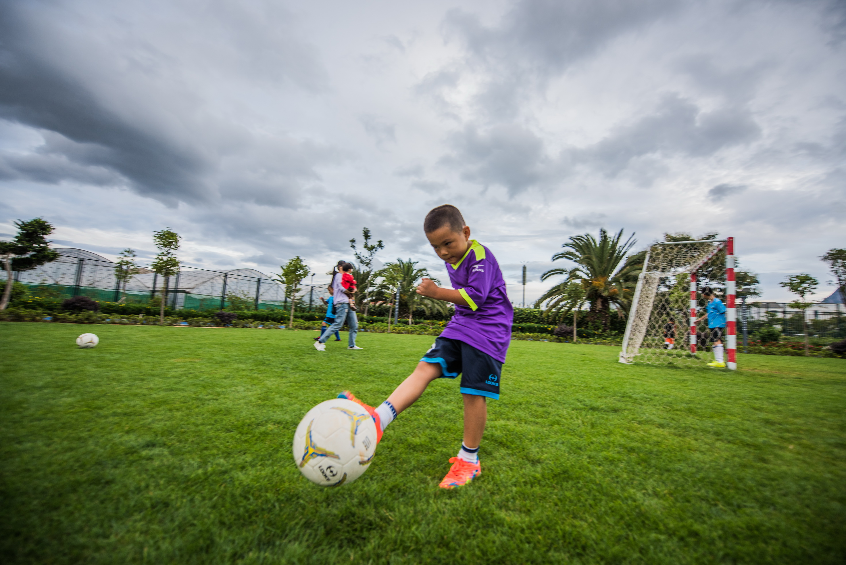 快乐奔跑体育课,暑期足球课