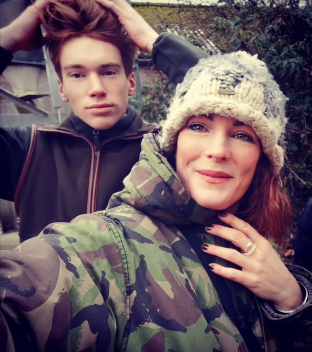 英国女子10年没有买过新衣裳，常借他人衣服穿，省下大笔钱