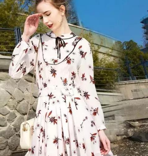 三伏穿的碎花连衣裙,现在的天气最适合穿这款连衣裙