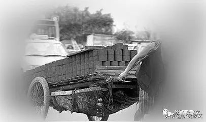 男人拉车送煤回来，背着手唱一句秦腔，女人回应一句秦腔