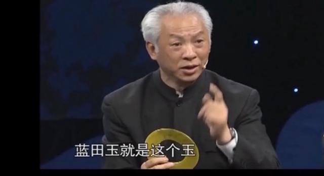 女子给专家鉴定和氏璧,女子拿翡翠碗给专家鉴定