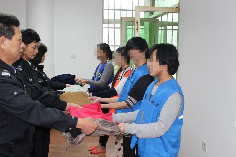 看守所送衣服星期天可以送吗,能送衣服给监狱人员吗