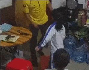 12岁男孩弑母案女孩讲述杀母过程,12岁男孩杀女童后续