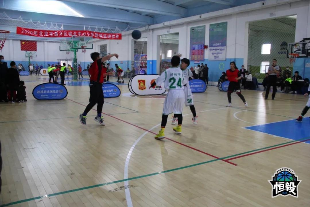 寒冷的冬夜挡不住奔跑脚步,寒冷挡不住小朋友的运动热情