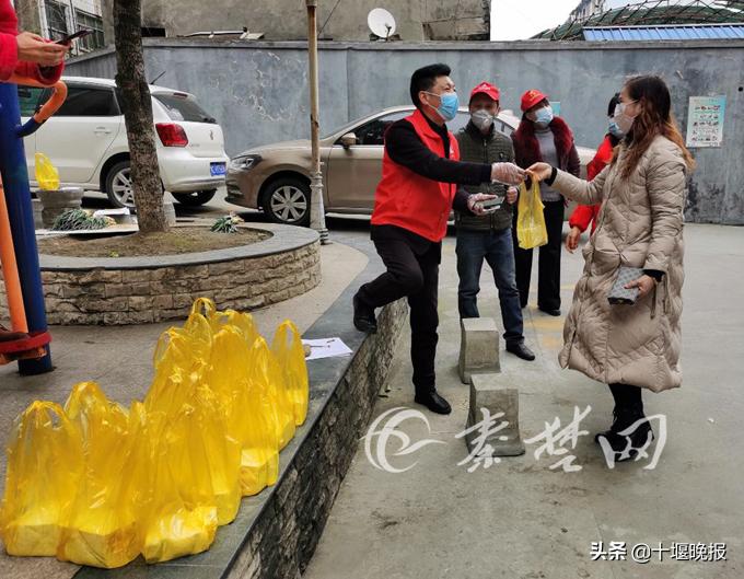 张湾下沉干部自掏腰包购买200多斤豆腐送给居民