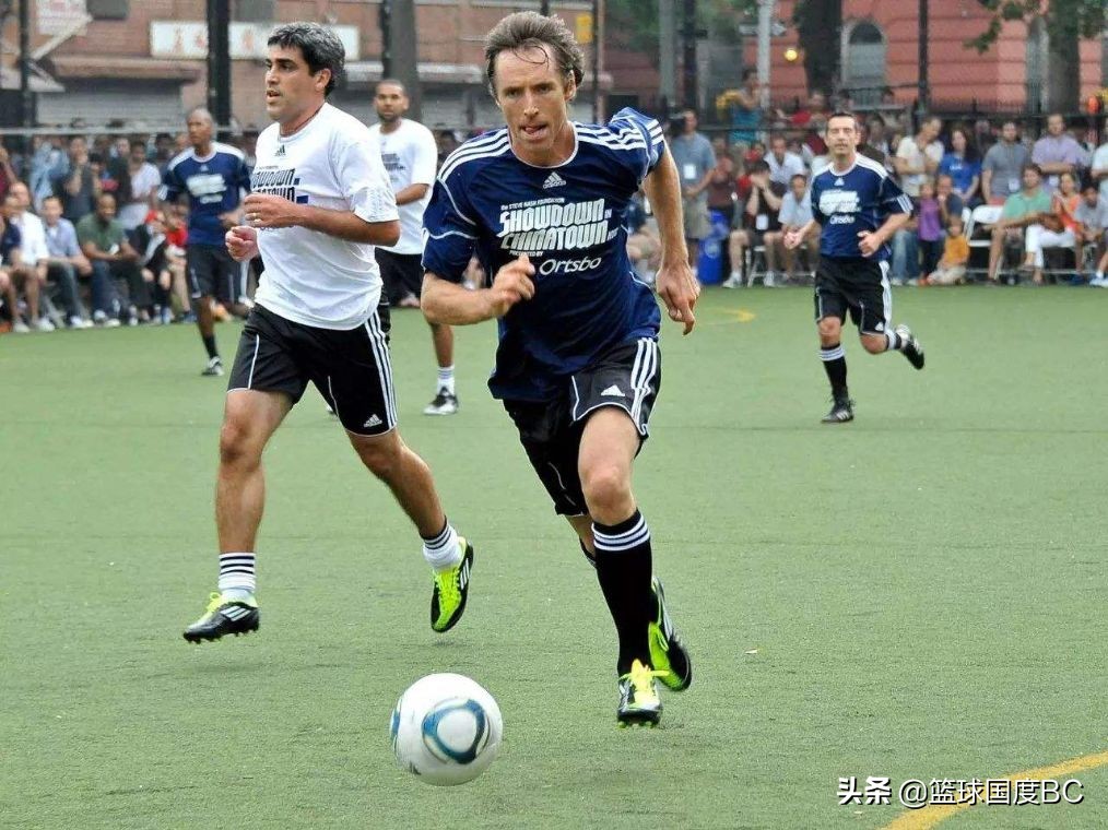 球星颠卫生纸挑战,东契奇崴脚瞬间