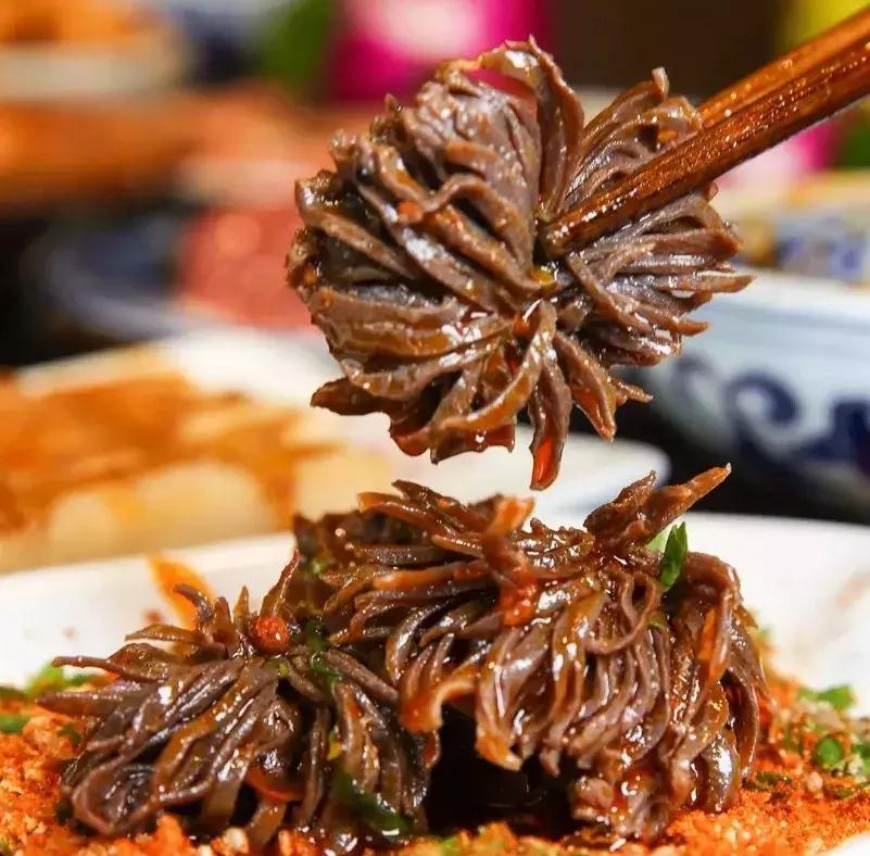 被关在花园“笼子”里吃火锅,这家春熙路的网红店,板眼儿真多!