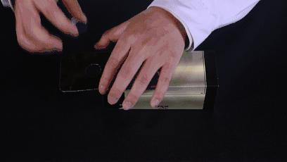 两张硬纸片被熊孩子轻松玩成了望远镜