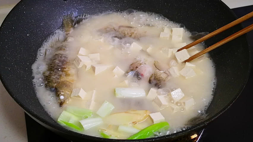 炖鱼去腥只需三种调料,炖鱼去腥的方法