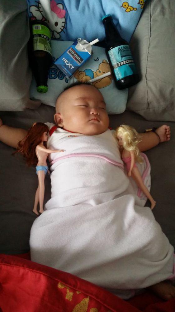 孩子裤子里面穿秋裤,小朋友裤子塞了一条秋裤