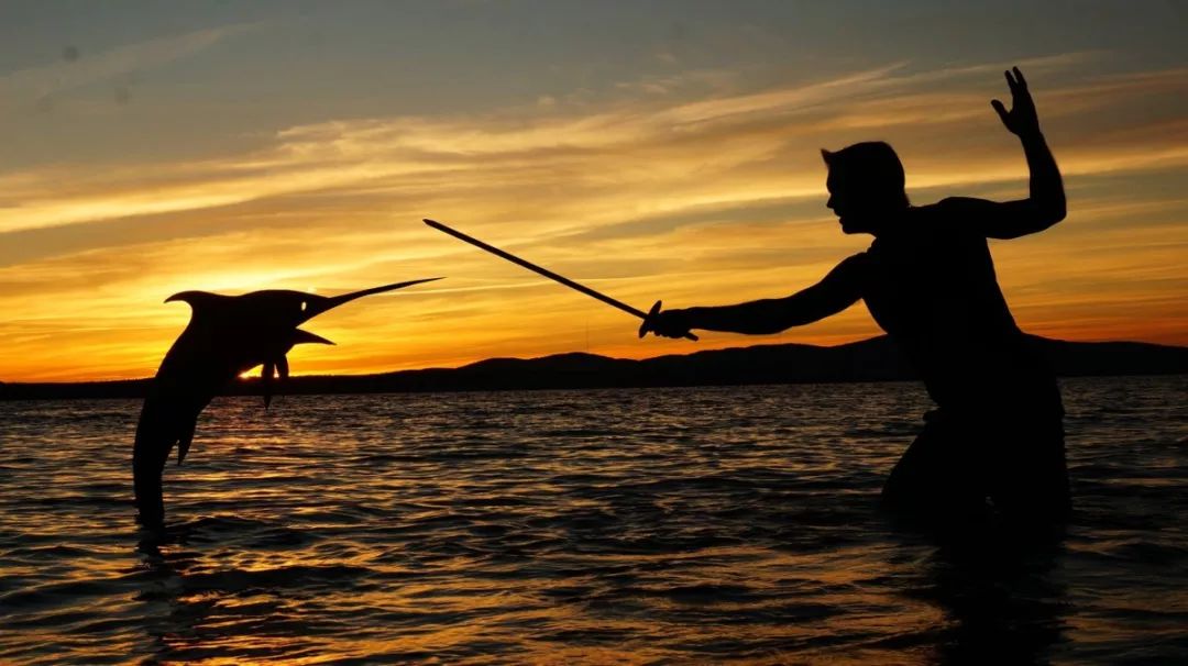 这个男人拍的漫画剪影，小孩看笑了，大人却哭了......