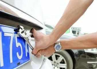 车牌上的四个螺丝装两个可以吗,车牌四个孔只上两个螺丝扣分吗