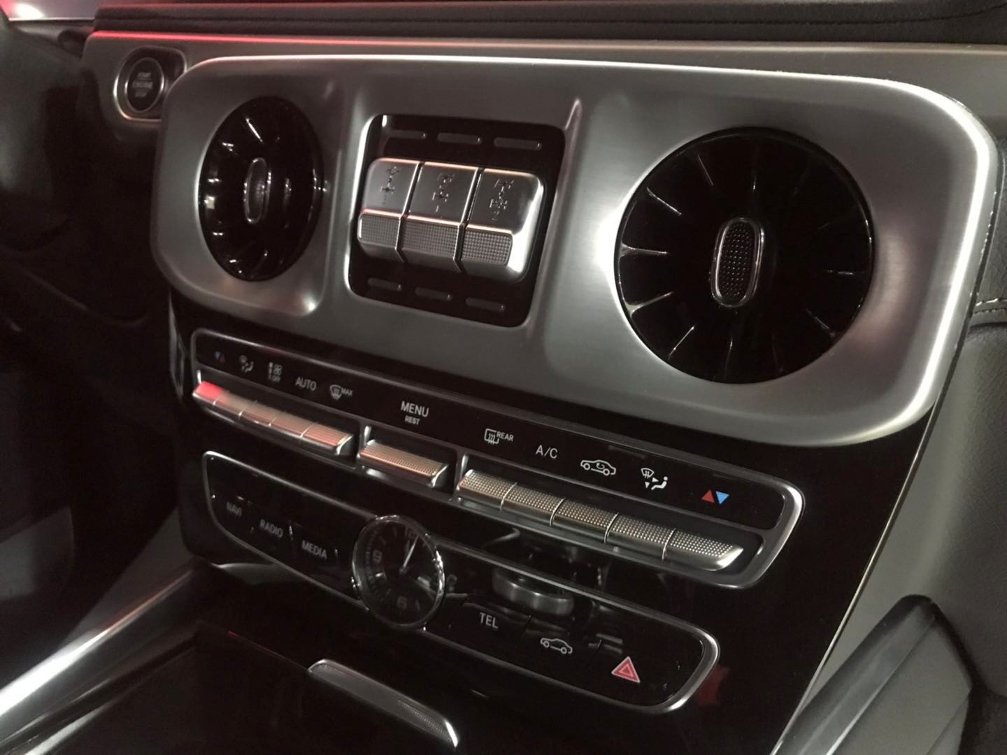 2020款奔驰G550越野界的大哥大拥有三把差速锁顷刻将*途征**变坦途