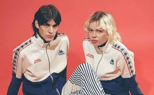 半年营收破百亿安踏的十年新长跑 (安踏产业布局)