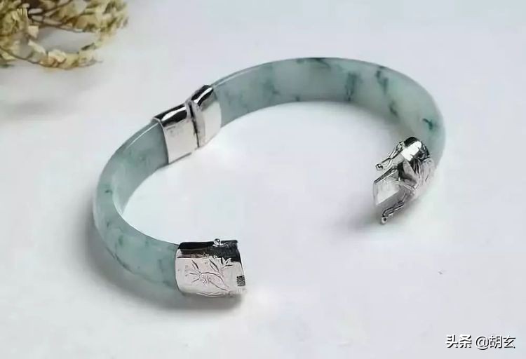 翡翠手镯摔断了的预兆,翡翠手镯摔断了该怎么办
