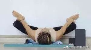利用墙锻炼的瑜伽体式方法,用墙辅助瑜伽练习