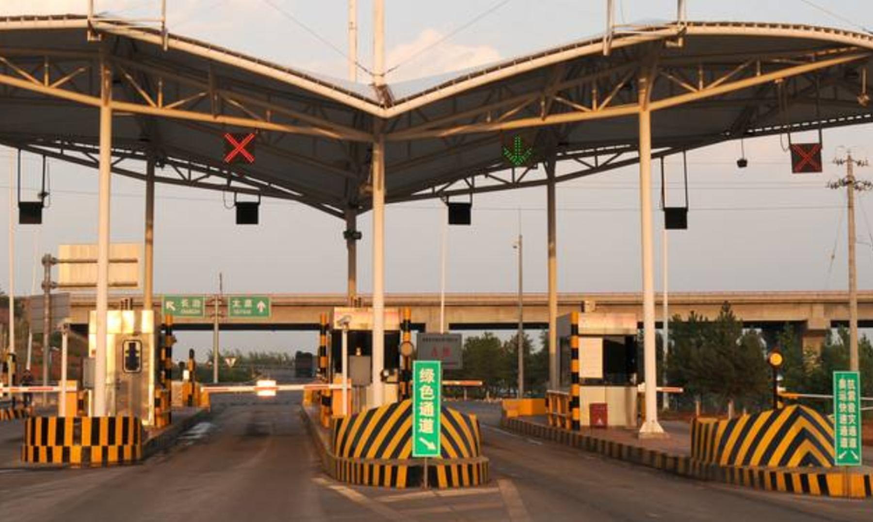 高速路口进错etc车道倒车会扣分吗,走etc通道发现etc坏了可以倒车嘛