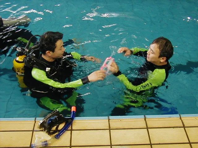 绳语连心：生死拍档水底寻尸