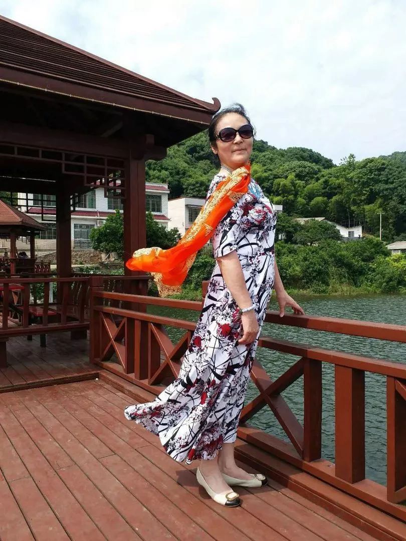 中国大妈旅游标配动作合集,中国大妈旅游拍摄姿势