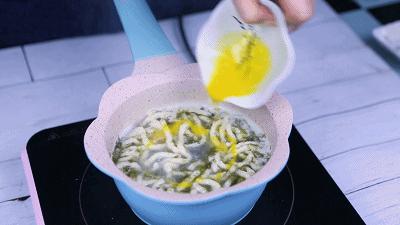 别再吃白面条了,适合2岁宝宝吃的高钙面条