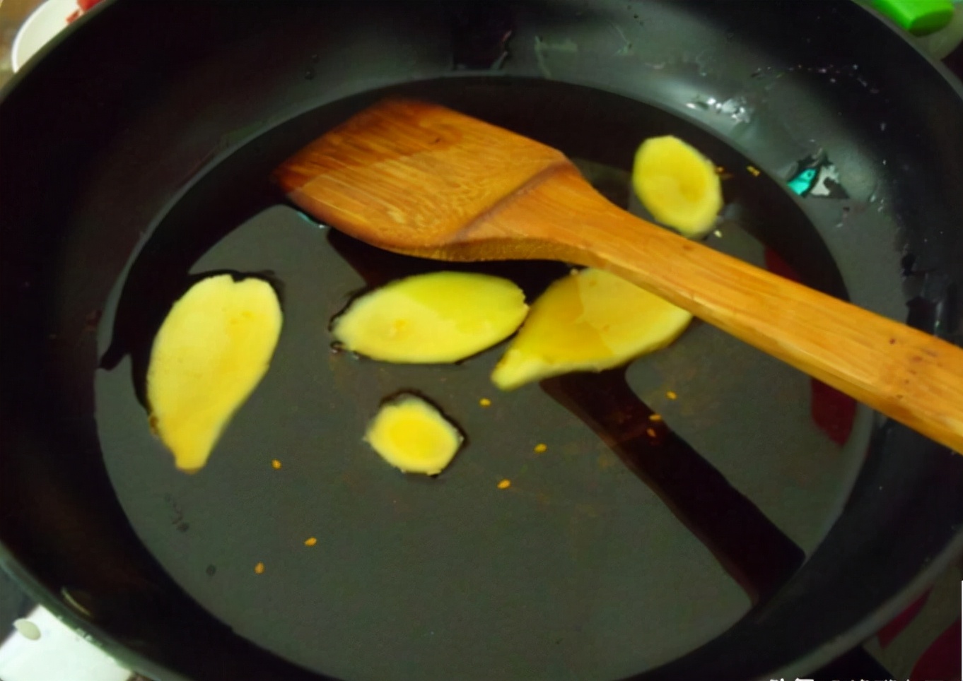 宰鸡时鸡身上的毛根部怎么去掉,鸡肚子里有一包水能不能吃