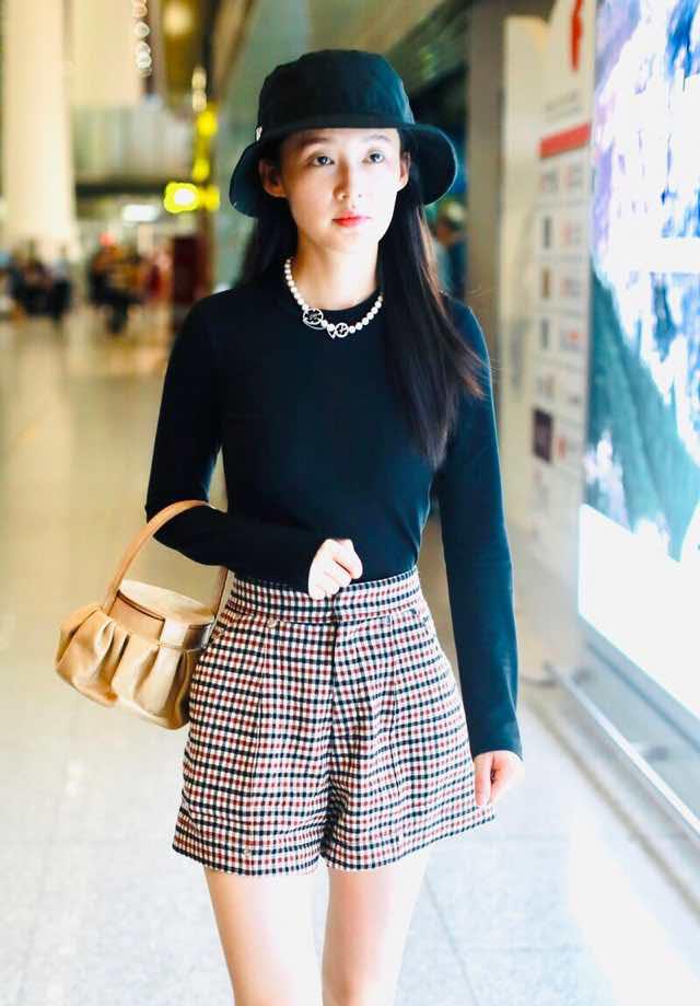 珍珠帽子白色怎么搭配好看,休闲穿搭适合戴的珍珠