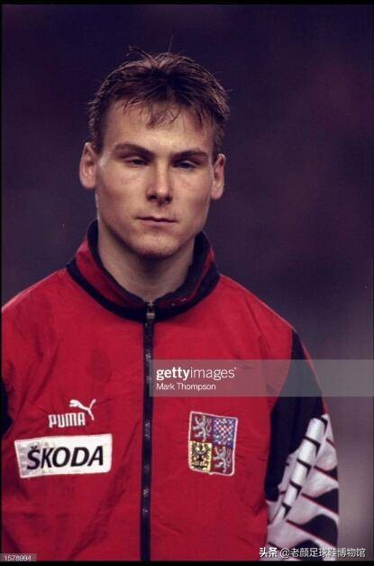 捷克铁人前锋出道，踢中场成名，欧锦赛上跑不死的边翼卫加盟蓝鹰