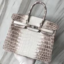 一般爱马仕的柜姐工资大概多少,爱马仕柜姐的工资