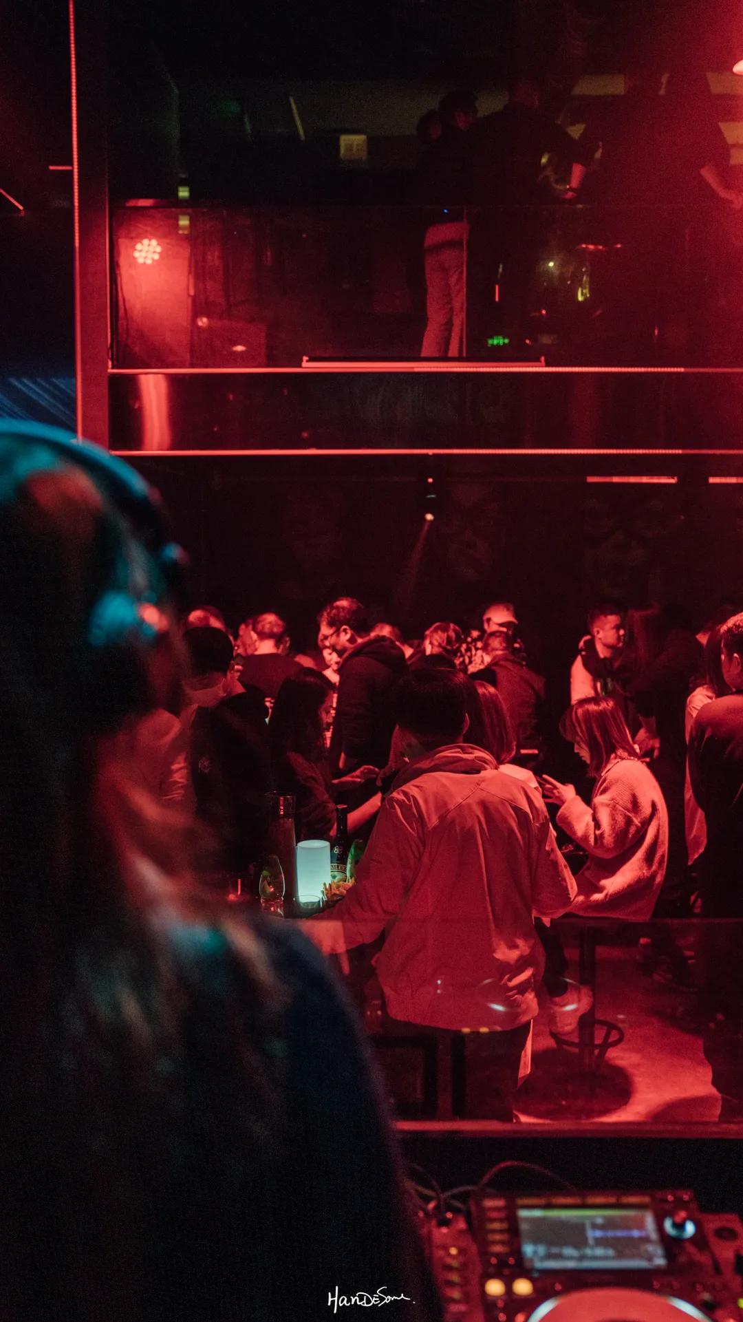 武汉嫂子和男将的秘密狂欢派对,在沿江大道153号