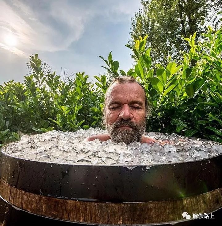 他是世界上最耐寒的人！不怕冷的秘密竟然是瑜伽和冥想…