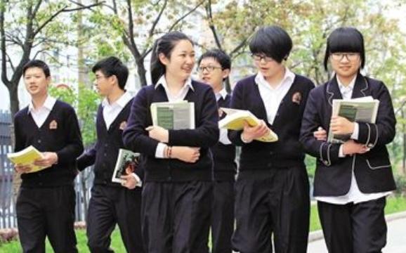 英国女性留学中国，名义是来学习，背后却默默“工作”