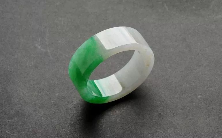 什么镯子值得久戴,年轻人适合一直戴着的镯子