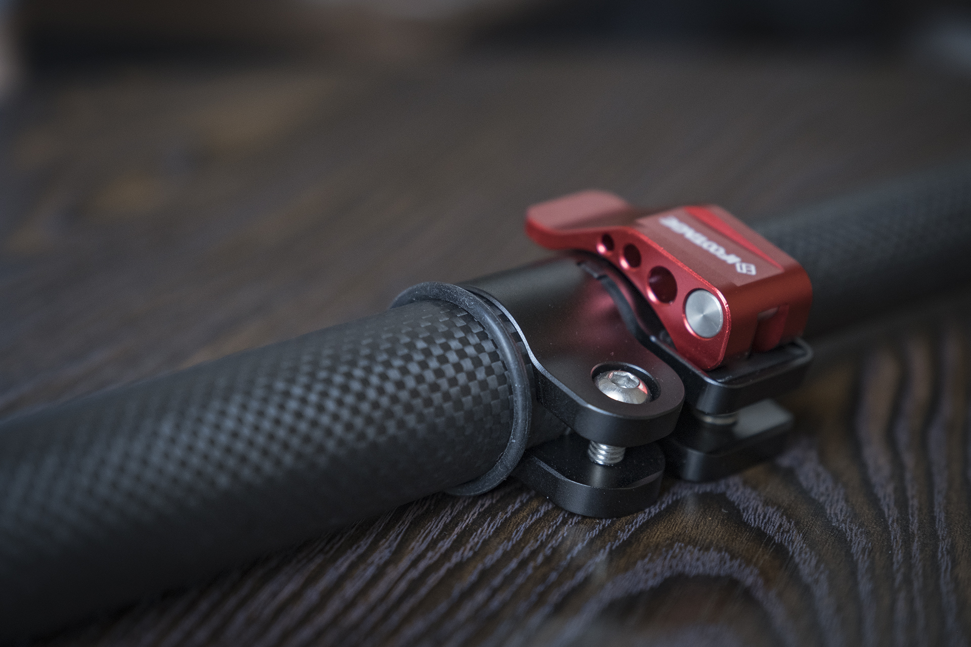 聚目开箱丨明明能靠脸，偏要拼才华——印迹COBRA2代独脚架开箱